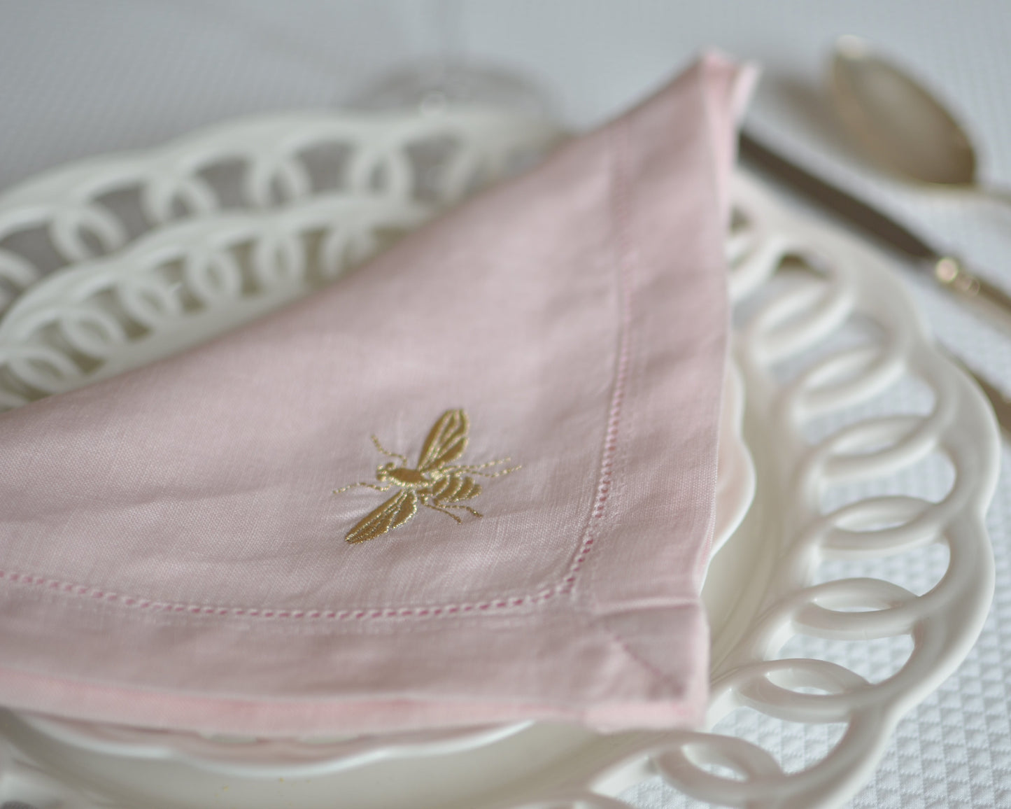 Pink cotton napkin with a bumblebee motif