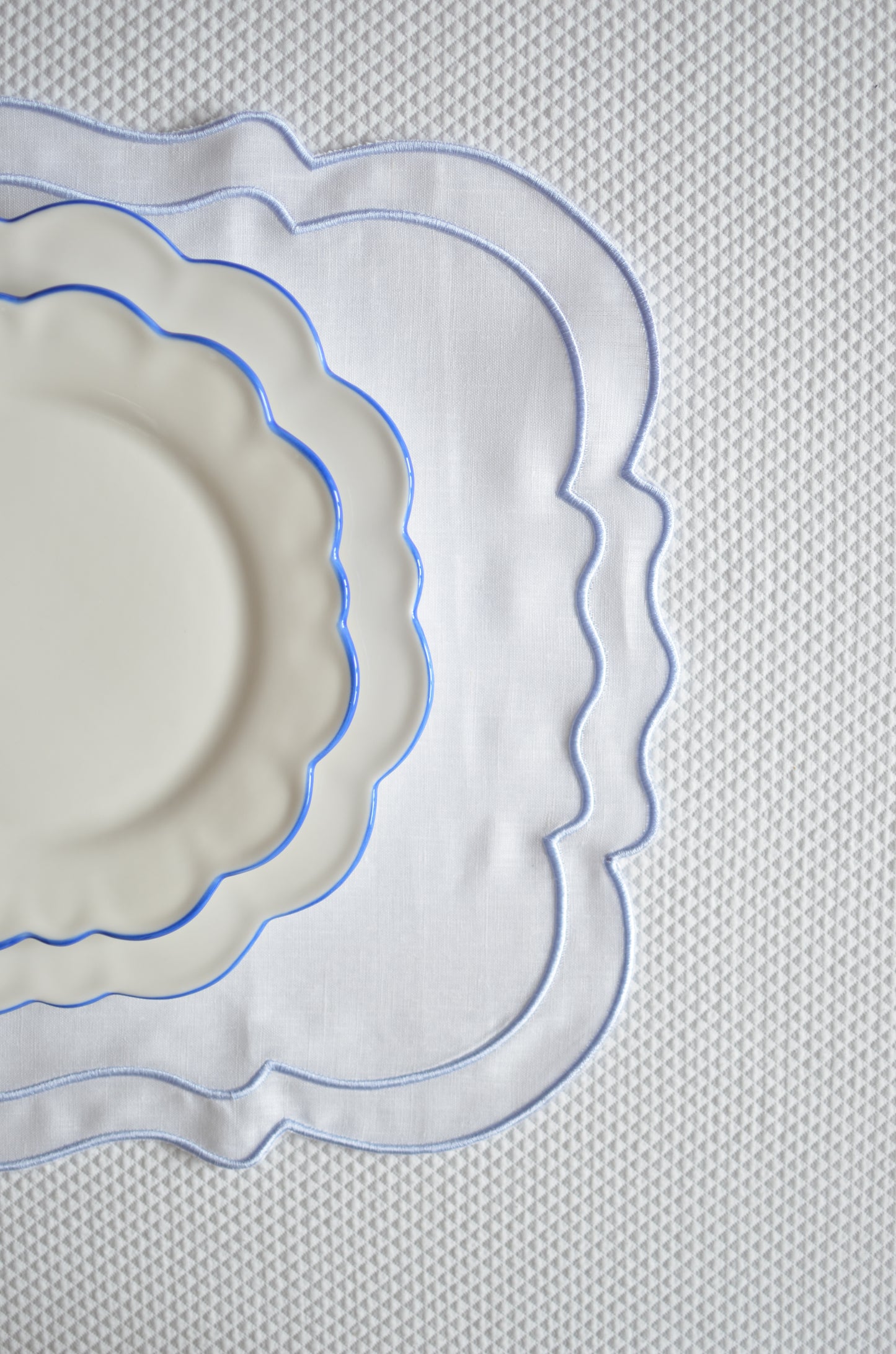 White cotton table mat with blue piping set of two
