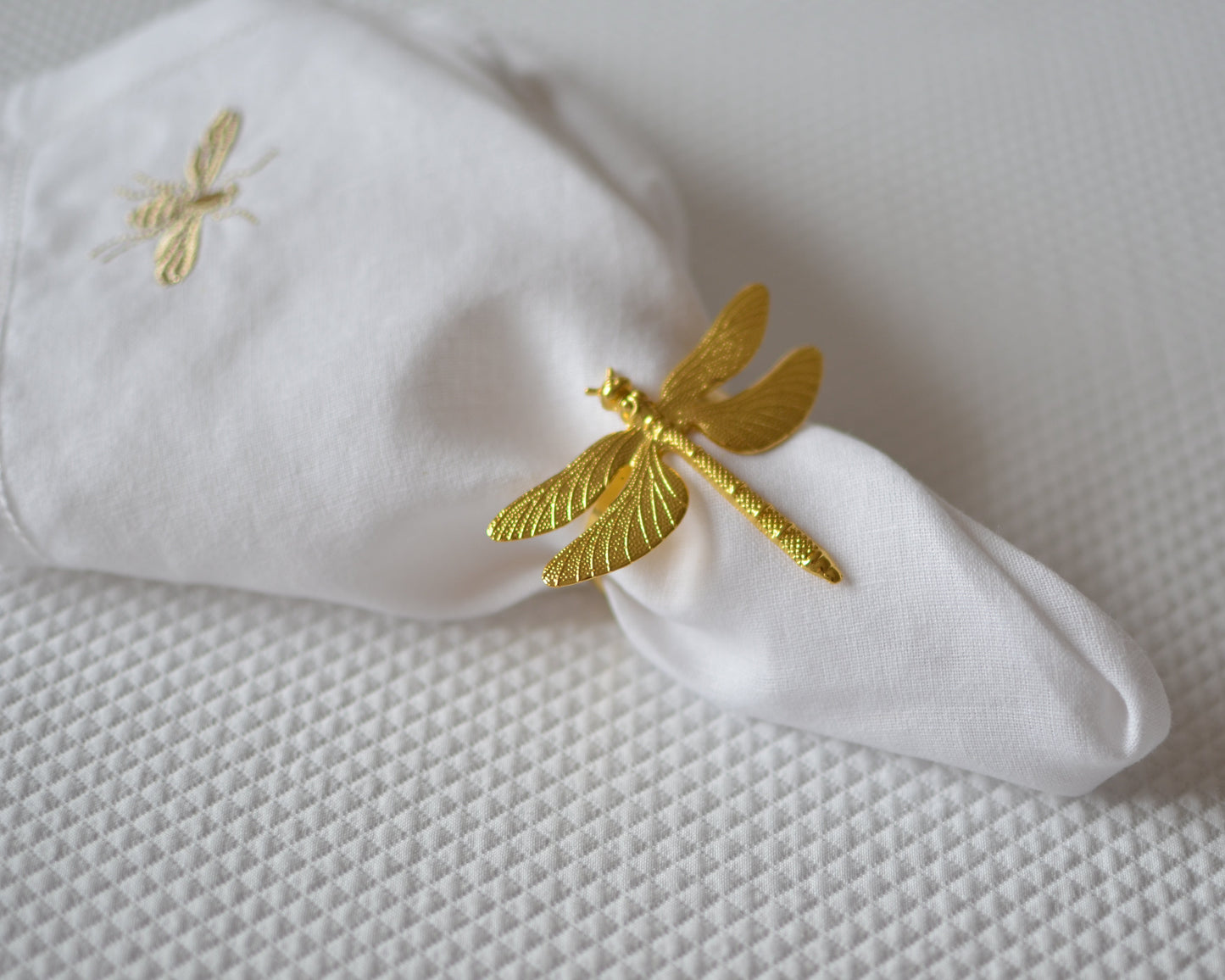 White cotton napkin with a bumblebee motif