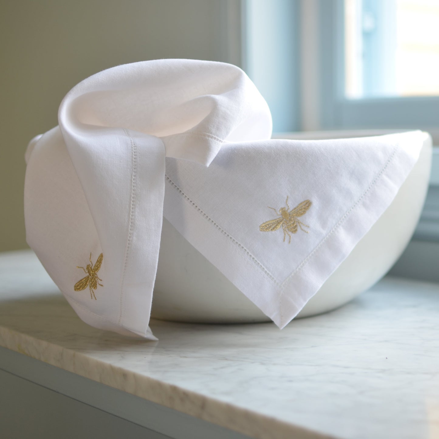 White cotton napkin with a bumblebee motif