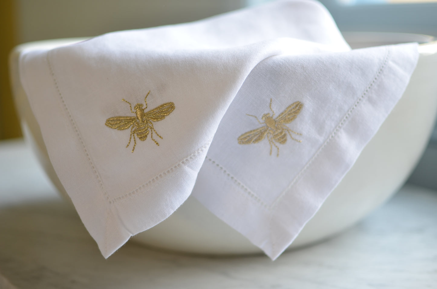White cotton napkin with a bumblebee motif