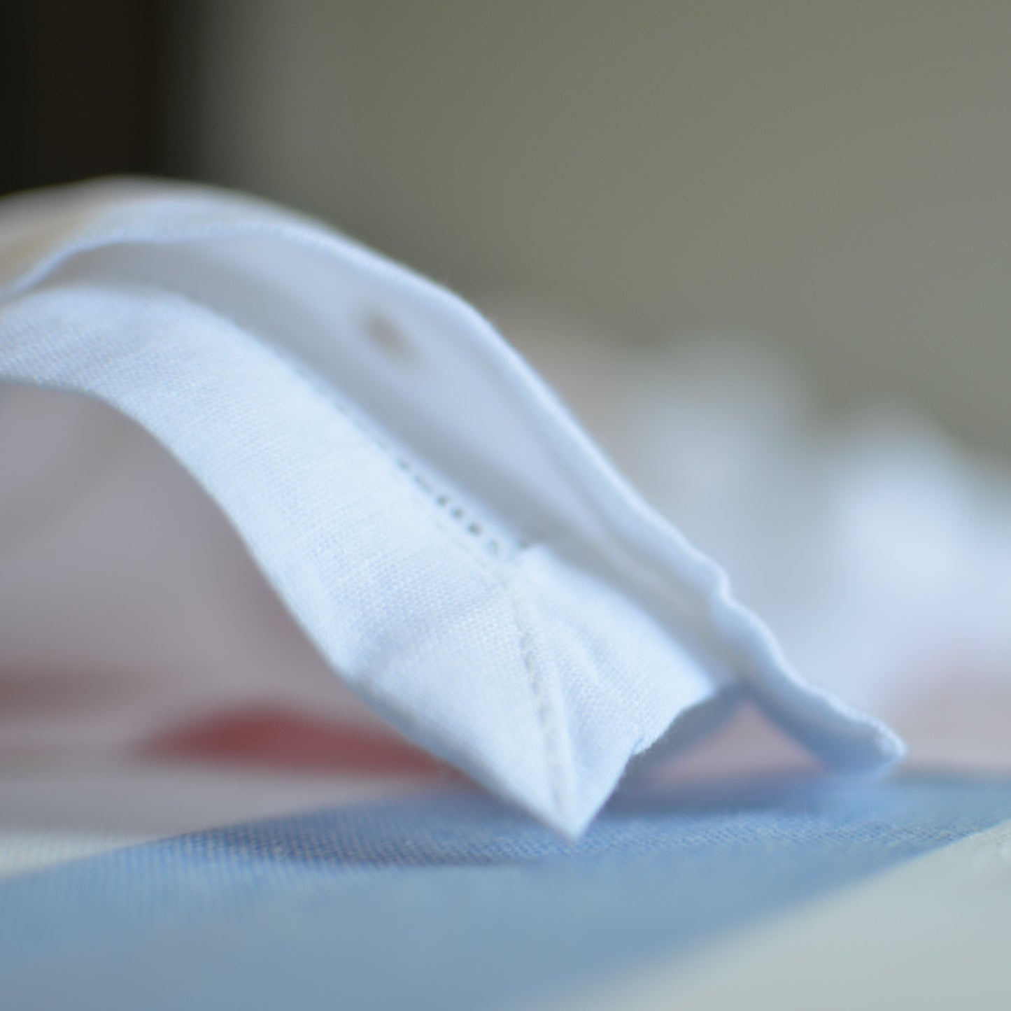 White cotton napkin with a bumblebee motif