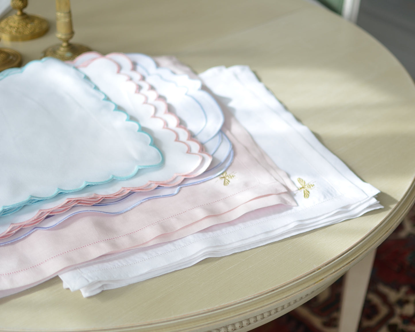 White cotton napkin with a bumblebee motif