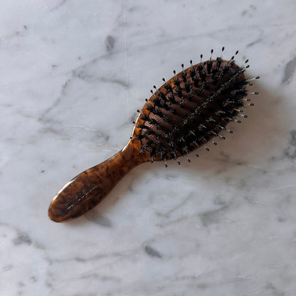 Loyal hairbrush compact